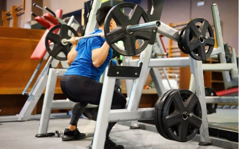 Tips Menggunakan Smith Machine: Hindari Kesalahan Umum