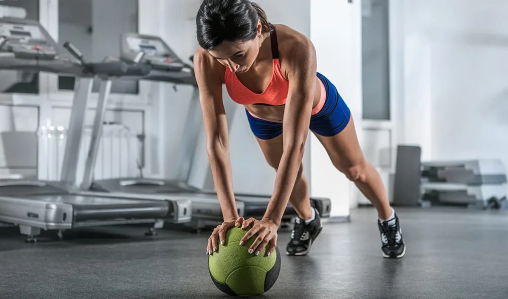 Ilmu di Balik Latihan Medicine Ball dan Aktivasi Otot Inti