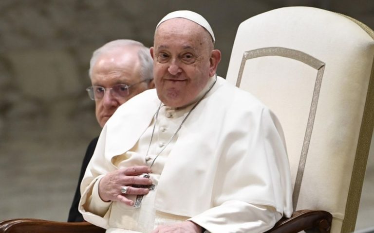 Paus Fransiskus: Paus Pertama dari Amerika Latin yang Mengubah Gereja